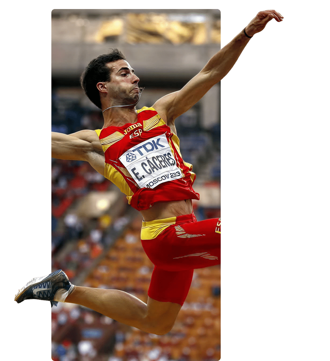 atleta saltando em uma pista
