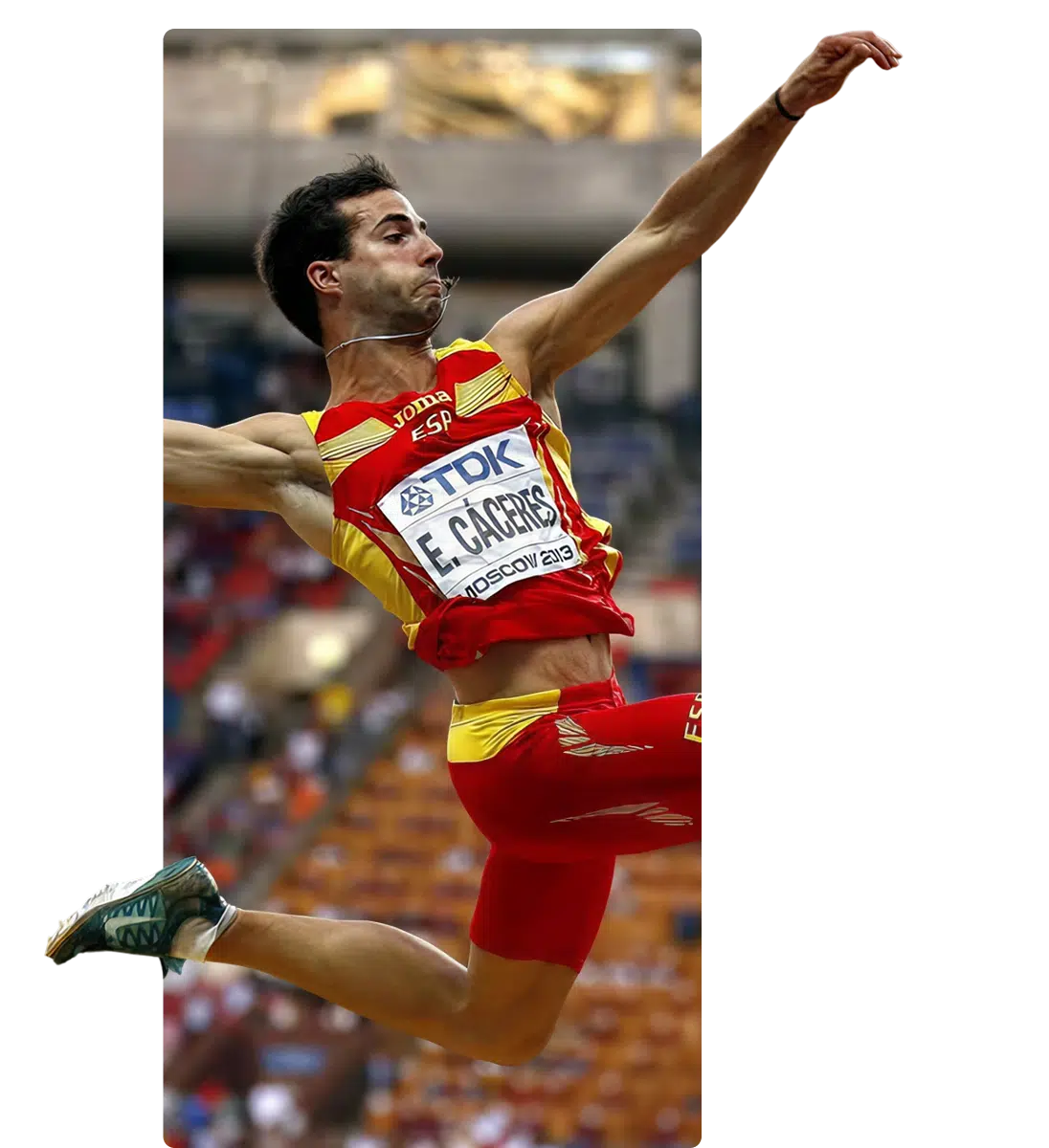 atleta saltando em uma pista