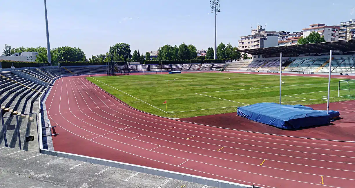 Imagem da pista de corrida do Estádio Municipal Dr. José Vieira de Carvalho, em Maia, Portugal.